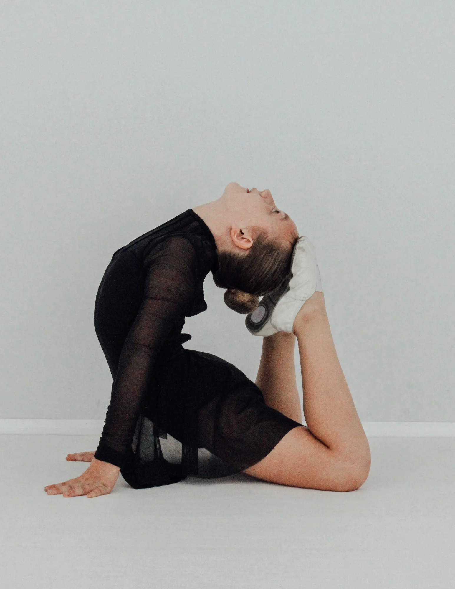 young-beautiful-modern-style-dancer-posing-on-a-studio-background-1 (2)