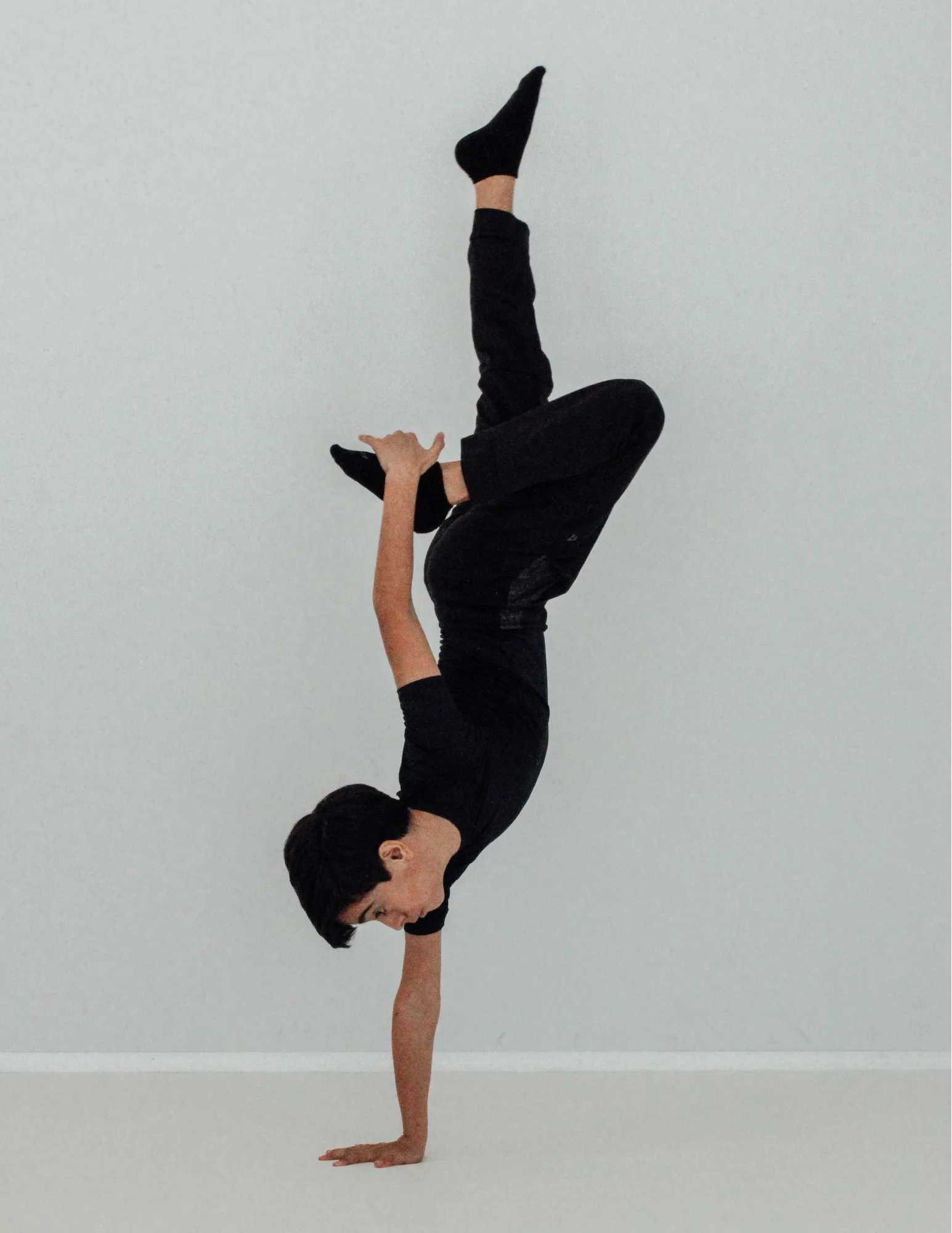 young-beautiful-modern-style-dancer-posing-on-a-studio-background-1 (3)